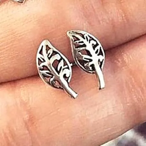 Tiny Garden Leaf Stud Woman Earrings